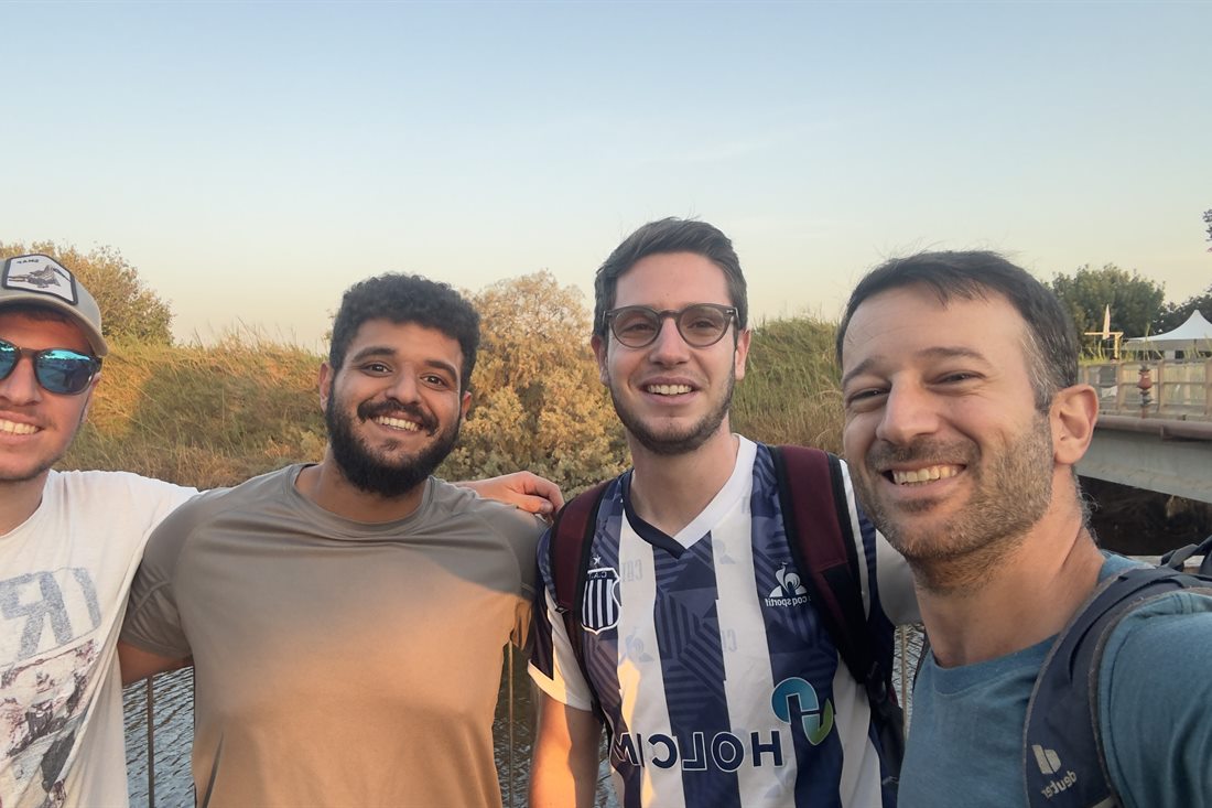 שבי עם שלושה חברים שהצטרפו לניקיון