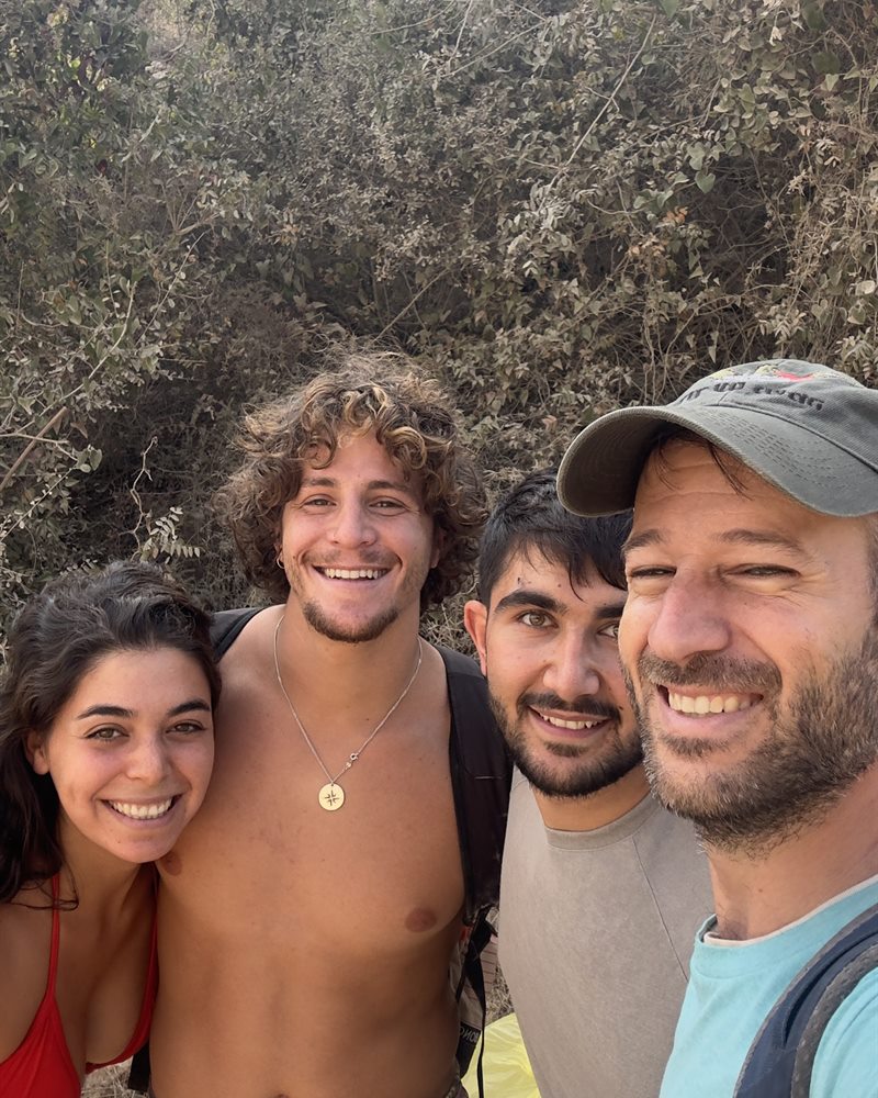 שבי עם שלושה צעירים שהצטרפו לאיסוף הזבל