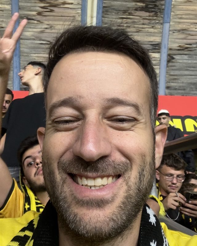 סלפי של שבי ביציע של ביתר ירושלים באצטדיון טדי