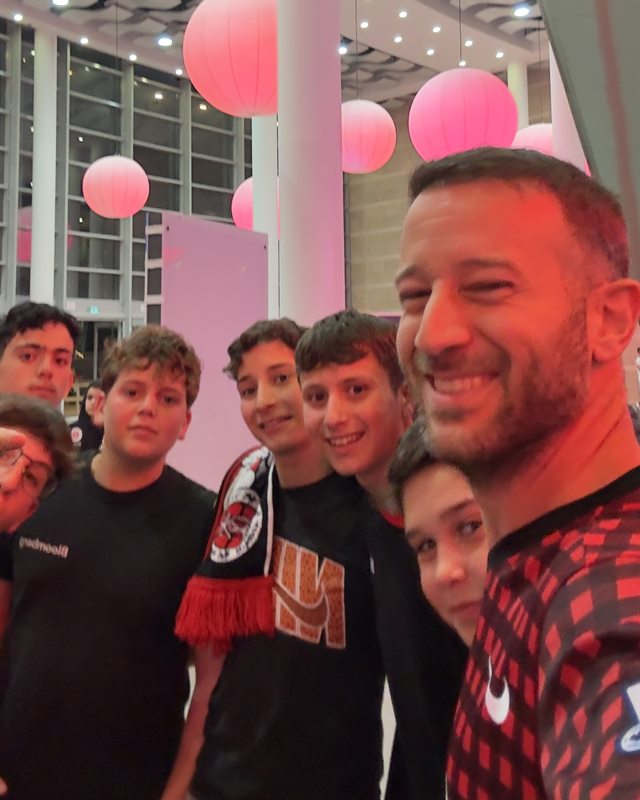 שבי עם אוהדים צעירים של הפועל ירושלים