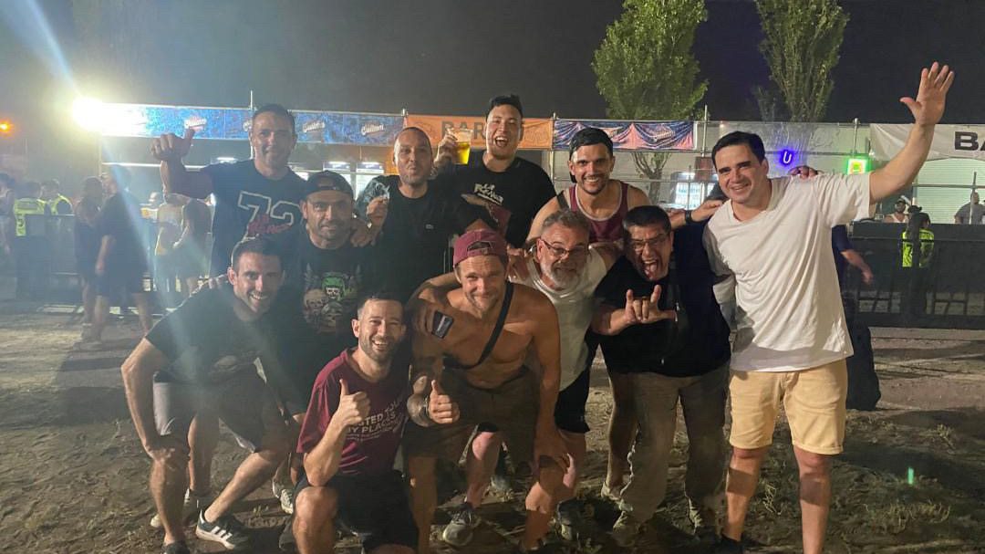 שבי עם קבוצה גדולה של מטיילים בלילה לפני תחילת האתגר