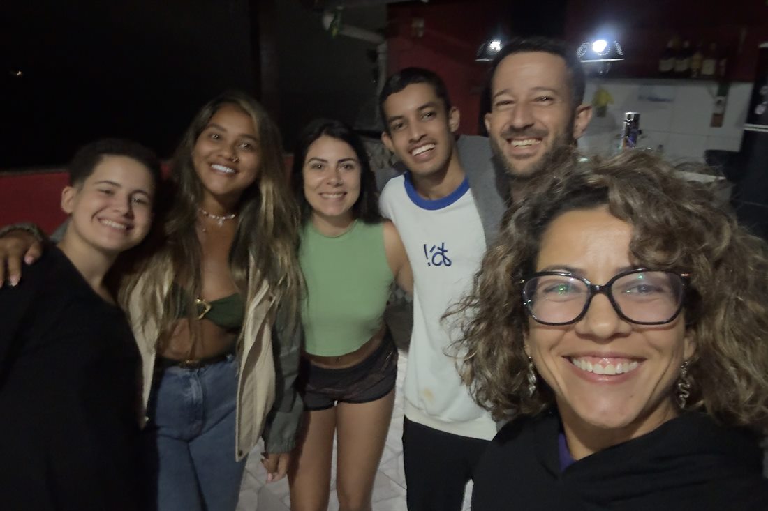 סלפי לילי של שבי עם חברים מהפאבלה וידיגל בריו דה ז׳ניירו