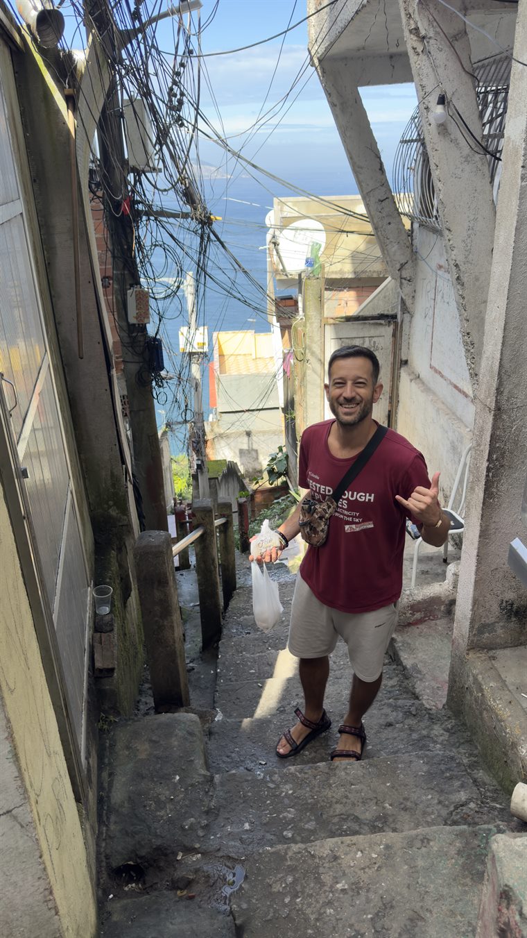 שבי בסמטה בפאבלה וידיגל בריו דה ז׳ניירו, עם הים ברקע