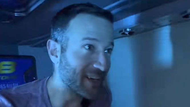 שבי בתוך אוטובוס שינה בצפון וייטנאם